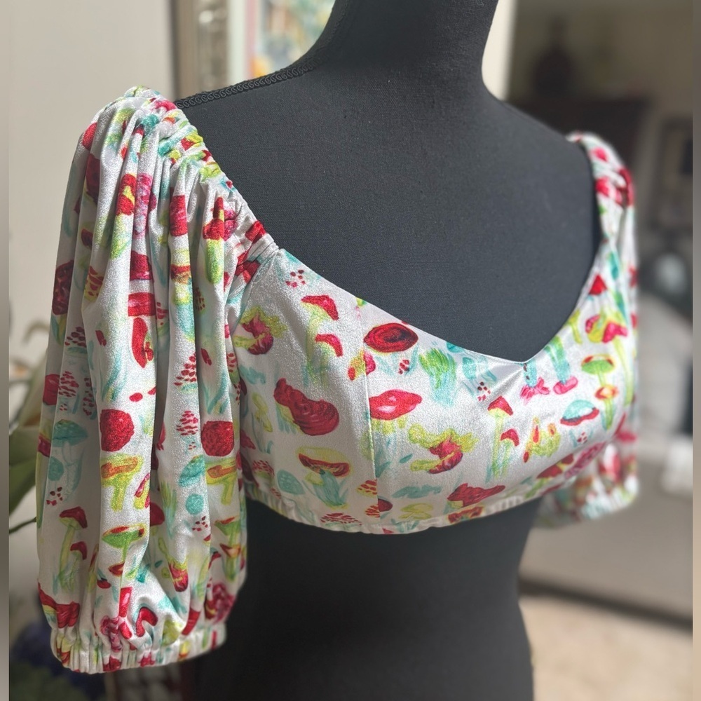 FBC by Penelope Gazin Balloon Sleeve Casual Mushroom Print Concert Crop Top SZ M - Picture 4 of 9